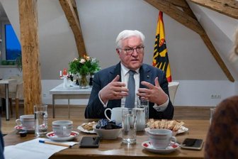 Bundespräsident Steinmeier in Freiberg: "Selbst diejenigen, die anderer Meinung sind, hören zu" - Amtssitz im Hotel Freyhof: Steinmeier im Gespräch mit Anne Lena Mösken und Udo Lindner. 