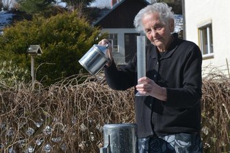 Bundespräsident zeichnet Wetterbeobachterin aus Oberbobritzsch aus - Wetterfee Johanna Haupt im Garten ihres Grundstücks.