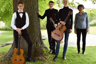 Bundespreise gehen nach Mittelsachsen - Marko Dorotsky, Theodor Dorotsky und Jaron Rittmeister (v. l.), hier mit ihrer Gitarrenlehrerin Martina Bunk, erspielten sich vordere Plätze im Bundeswettbewerb "Jugend musiziert".