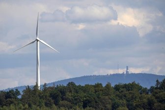 Bundesrichter kassieren Windrad-Verbot im Wald - was tut Sachsen? - Ein Windrad auf einer Anhöhe in einem hessischen Wald. Dort ist die Nutzung von Waldstandorten für Windenergie bereits erlaubt. Auch Sachsen will das künftig unter Auflagen zulassen.