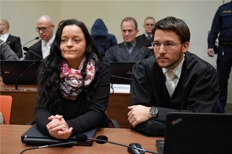 Bundesrichter: Zschäpe auch aus der Ferne voll an Taten beteiligt - Nach dem Plädoyer der Bundesanwälte, vor dem Urteil: Am 402. von 438 Prozesstagen verfolgte Beate Zschäpe mit Anwalt Mathias Grasel die Endphase im Prozess. Heute sitzt sie in Chemnitz in Haft