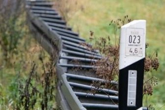 Bundesstraße bekommt Pfahl-Korsett - Auf einigen Abschnitten neigen sich die Leitplanken hin zur Böschung.