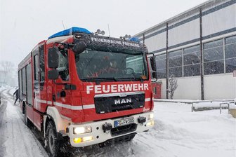 Bundesstraße 101 bei Großschirma freigegeben - Sporthalle in Freiberg bleibt aus Sicherheitsgründen gesperrt - Die Freiberger Feuerwehr rückte wegen des Schnees auf dem Dach am Samstagnachmittag an der Ernst-Grube-Sporthalle in Freiberg an.