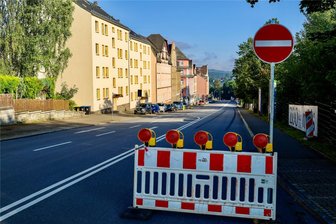 Bundesstraße 101 im Erzgebirge seit Donnerstag gesperrt: Was Autofahrer wissen müssen - Seit Donnerstag ist die B 101 in Aue im Bereich zwischen Nicolaikirche und Tankstelle halbseitig gesperrt.