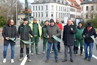 Bundesstraße 101 in Freiberg ab Freitag wieder befahrbar - Oberbürgermeister Sven Krüger (3. v. r.), FAB-Betriebsleiter Uwe Graner (5. v. l.) und Baubürgermeister Martin Seltmann (l.) haben am Mittwoch die Wallstraße symbolisch freigegeben. Der Verkehr soll ab Freitag wieder rollen.