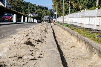 Bundesstraße 169 im Erzgebirge bis 2025 immer wieder gesperrt: Warum dauern die Bauarbeiten so lange? - Die alte Asphaltschicht ist abgefräst, und die Randstreifen sind entfernt. Auf dieser Seite der B 169 soll in wenigen Tagen schon neuer Asphalt drauf sein, dann geht es auf die andere Seite.