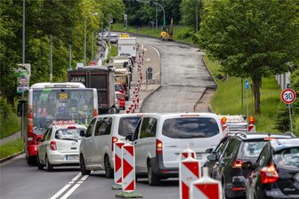 Bundesstraße 169 in Bad Schlema: Teilstück für Verkehr freigegeben - Durch die Ampelregelung auf der Bundesstraße 169 in Bad Schlema kommt es zu einem längeren Rückstau in Fahrtrichtung Aue.
