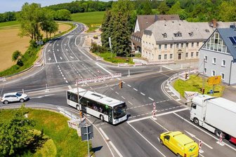 Bundesstraße 174: Eine gute und eine schlechte Nachricht - Noch steht die Vollsperrscheibe an der Heinzebank. Ab Freitagnachmittag soll die B 174 in Richtung Chemnitz aber wieder normal befahrbar sein. 