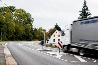Bundesstraße 174: So geht es mit dem Verkehrsversuch Hohndorf weiter - Fußgängerinseln erleichtern seit rund einem Jahr das Überqueren der stark befahrenen B 174.