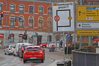 Bundesstraße 175 in Werdau gesperrt: Ab Montag gelten im Stadtgebiet Umleitungen - Am Werdauer Sternplatz stehen die Hinweisschilder für die Sperrung bereits.
