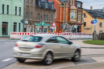 Bundesstraße 180 in Lugau bis Freitag gesperrt - Die Straße Am Bahnhof (Bundesstraße 180) in Lugau ist aktuell in Höhe altes Bahnwärterhäuschens voll gesperrt.
