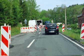 Bundesstraße 283 ab Montag in Zwota dicht: So lange dauert die Vollsperrung - Noch ist auf der B 283 in Zwota eine Fahrbahn offen. Ab 3. Juni beginnt die Vollsperrung.