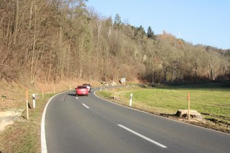 Bundesstraße 92: Fahrbahnerneuerung westlich von Elsterberg beginnt - Die B 92 nahe der Gaststätte „Zur Landesgrenze“. Zwischen dem Gippenweg und dem Abzweig Hohndorf wird nun die Straße saniert.
