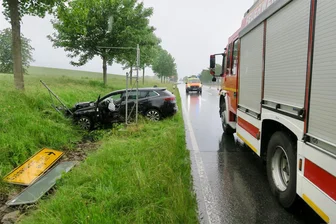 Bundesstraße 93: Autofahrer fährt bei Schneeberg in den Graben - Ein Autofahrer landete an der B 93 in Schneeberg im Graben.