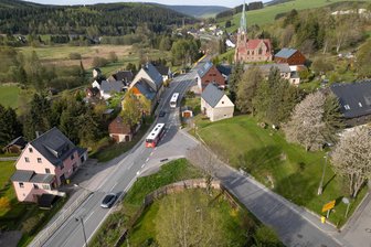 Bundesstraße 95 im Erzgebirge wird zur Baustelle - Am Kreuzungsbereich in Hammerunterwiesenthal wird die Fahrbahn umfassend erneuert.