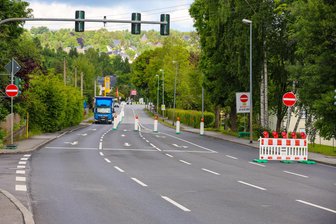 Bundesstraße im Erzgebirge: Erster Tag mit neuer Verkehrsregelung - Wie ist er gelaufen? - Seit Montag ist die Bundesstraße 169 aus Aue Richtung Schneeberg gesperrt. Wegen der Bauarbeiten kann man nur von Schneeberg nach Aue fahren.