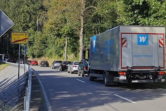 Bundesstraße im Erzgebirge gesperrt: Kilometerlanger Stau auf Umleitung - Zu Stoßzeiten staut sich der Verkehr zwischen Sehma und Cunersdorf. Das Landratsamt will nun handeln.