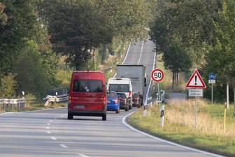 Bundesstraße im Erzgebirge muss wochenlang gesperrt werden - Auf dem rund 300 Meter langen Abschnitt gilt bis auf Weiteres Tempo 50. Das hat Gründe.