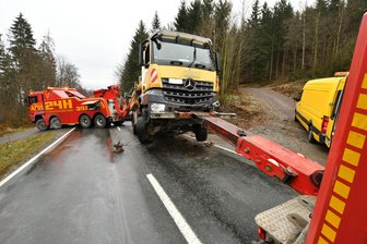 Bundesstraße im Erzgebirge nach Unfall gesperrt: Glätte vielerorts ein Problem - Ein Zwei-Achs-Kipper samt Tiefladeanhänger ist am Montagmorgen auf der Bundesstraße 101 zwischen Kalkwerk Lengefeld und Pockau verunfallt. Für die Bergung des Fahrzeuges und des Anhängers wurde die Bundesstraße gesperrt.