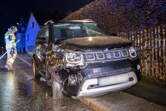 Bundesstraße im Erzgebirge nach Unfall kurzzeitig gesperrt - In Gablenz hat sich am Sonntagabend ein Unfall ereignet.