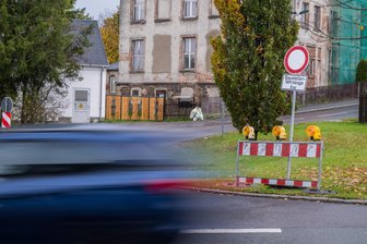 Bundesstraße im Erzgebirge wird ab Montag zur Baustelle - Am Freitag war die B 180 noch befahrbar. Doch die Sperrschilder standen schon bereit.