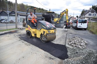 Bundesstraße im Vogtland: Deshalb ging der Bau viel schneller als geplant voran - Seit April ist die Fahrbahn der B 283 in Zwota in vier Bauabschnitten saniert worden.
