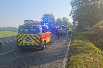 Bundesstraße in Plauen nach medizinischem Notfall wieder frei - Die Polizei hat die B 173 nahe dem Ortsausgang von Plauen gesperrt, Notarzt und Sanitäter sind im Einsatz.