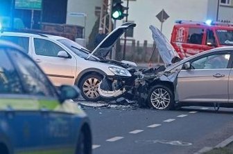 Bundesstraße nach Unfall voll gesperrt - Bei dem Unfall wurden beide Autos schwer beschädigt.
