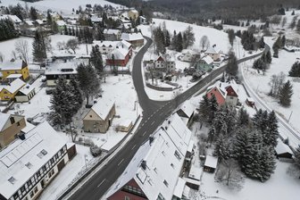Bundesstraße zum Fichtelberg: Ausbauvorhaben im Erzgebirge verzögert sich um weitere Jahre - In Hammerunterwiesenthal mündet die Staatsstraße 266 aus Richtung Neudorf kommend schräg in die Bundesstraße 95 ein. Schon lange wird über einen Umbau an dieser Stelle diskutiert.