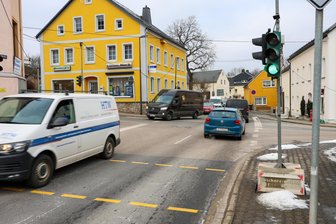 Bundesstraßen im Erzgebirge gesperrt - Zschorlau wird zum Nadelöhr - Auf der Kreuzung von Schneeberger Straße, August-Bebel-Straße, Eibenstocker Straße und Mittelstraße in Zschorlau herrscht oft viel Verkehr. Dient die Ortsdurchfahrt als Umleitungsstrecke, wird die Ampel in Betrieb genommen.