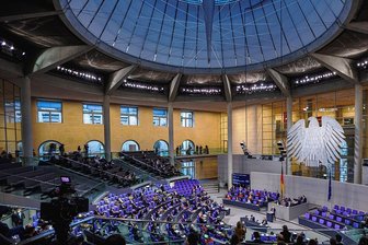 Bundestag berät über Pro und Contra einer allgemeinen Impfpflicht - Wie kommt man aus der Corona-Dauerschleife raus? Die Bundestagsabgeordneten diskutieren darüber, ob eine allgemeine Impfpflicht dabei helfen kann. 