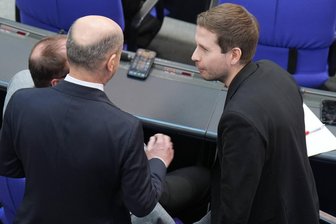 Bundestag: Eine harte Debatte – und eine letzte Botschaft - Bundeskanzler Olaf Scholz (links) begrüßt den ehemaligen SPD-Generalsekretär Kevin Kühnert zu dessen letzter Sitzung im Bundestag. Kühnert zieht sich aus gesundheitlichen Gründen aus der Politik zurück und tritt nicht mehr zur Bundestagswahl an.