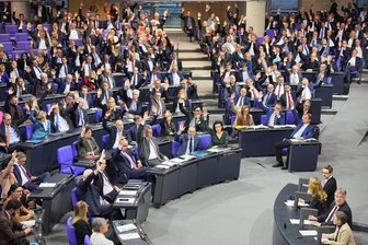 Die Mitglieder des Deutschen Bundestages stimmen über die Tagesordnung zur Zulassung der Abstimmung über das «Zustrombegrenzungsgesetz» der Union zur Eindämmung der Migration im Plenarsaal im Bundestag ab.