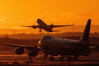 Bundestag senkt Ticketsteuer bei Flügen - Der Bundestag hat der Senkung der Flugticketsteuer zugestimmt (Archivbild)