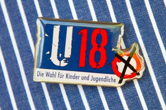 Bundestag wählen schon ab 16: Nur Union und AfD sind dagegen - Den Bundestag können 16- und 17-Jährige nicht mitwählen. Sie dürfen nur bei der U-18-Wahl üben, wie das geht.
