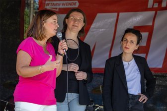 Bundestags-Vizepräsidentin Yvonne Magwas bei Mai-Kundgebung in Plauen: Beleidigungen sind keine Meinungsfreiheit - Laudatio auf die Demokratie war das Motto einer Gesprächsrunde zum Tag der Arbeit in Plauen - mit Bundestags-Vizepräsidentin Yvonne Magwas (CDU), Plauens Superintendentin Ulrike Weyer und Schauspielerin Sophie Hess (von links).