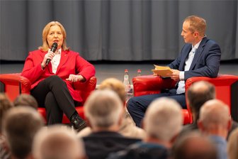 Bundestagspräsidentin Bärbel Bas in Penig: Bürgernähe trifft auf bundespolitische Themen - Bundestagspräsidentin Bärbel Bas bei ihrem Besuch im Kultur- und Schützenhaus in Penig. Moderiert wurde der Abend von Marcel Pirl.