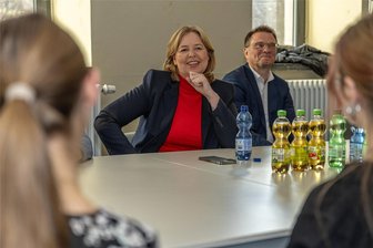 Bundestagspräsidium um Bärbel Bas spricht mit Schülern in Auerbach: Welche Themen sind der Jugend wichtig? - Die Präsidentin des Deutschen Bundestages, Bärbel Bas, diskutierte mit Schülerinnen und Schülern des BSZ Vogtland aus Falkenstein über aktuelle Themen. Zur Sprache kamen Punkte wie Entwicklungshilfe, Energiepolitik, aber auch der Umgang mit der deutschen Medienlandschaft.