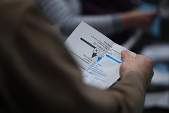 Bundestagswahl 2025: Wer im Vogtlandkreis auf dem Stimmzettel stehen wird - und wer nicht - Der Kreiswahlausschuss hat am Freitag in Plauen über die Zulassung der eingegangenen Wahlvorschläge entschieden und damit, wer im Wahlkreis Vogtlandkreis auf dem Stimmzettel stehen wird.