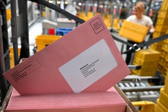 Bundestagswahl: Das muss man bei der Briefwahl beachten - Laut Bundeswahlhelferin hat die Deutsche Post garantiert, dass die Wahlbriefe, die am Donnerstag (20.01.2025)) vor der Bundestagswahl bis zur letzten Leerung eingeworfen wurden, rechtzeitig in der jeweiligen Wahlbehörde ankommt.