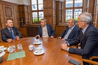 Bundestagswahl: Freie Wähler stellen im Erzgebirge erstmals einen Direktkandidaten - Hubert Aiwanger, Rolf Schmidt, Andreas Schmiedel und Thomas Weidinger (v. l.) in der Kreisstadt beim Gedankenaustausch. 
