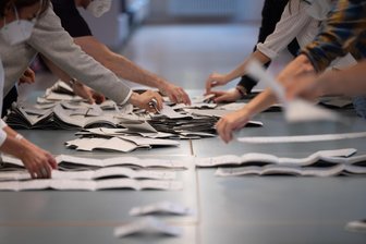 Bundestagswahl: Warum das Auszählen in dieser Kommune im Erzgebirge so lange dauerte - Die Auszählung der Stimmen ist der eigentliche und wichtigste Moment der Wahl. Das Ergebnis muss vom zuständigen Wahlvorstand zudem mehrfach geprüft.