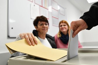 Bundestagswahl zwischen Rochlitz und Penig: AfD holt mehrmals absolute Mehrheit - BSW bei Zweitstimmen stets auf Rang 3 - Die Stimmabgabe bei Jutta Matthes (li.) und Aniko Pavelko-Frühauf im Wahllokal im Depot der Feuerwehr Niedersteinbach.