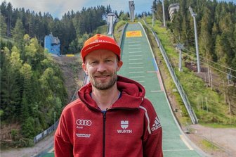 Bundestrainer Maximilian Mechler - Der neue Mann für die Skisprungdamen - Maximilian Mechler, der neue Damen-Bundestrainer, während eines Sommer-Lehrgangs vor den Schanzen im Oberhofer Kanzlersgrund.
