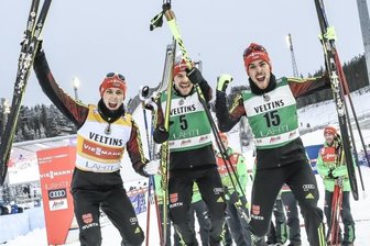 Bundestrainer Weinbuch gehen die Superlative aus - Björn Kircheisen - Freude pur: Die Kombinierer Eric Frenzel (1./2.), Fabian Rießle (7./1.) und Johannes Rydzek (3./3./von links) vollführten nach ihren ausgezeichneten Ergebnissen im WM-Ort Lahti schon einmal Jubelsprünge.