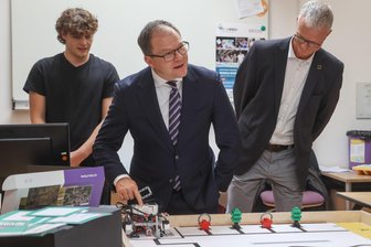 Bundesumweltminister Carsten Schneider in Chemnitz: „Wir brauchen mehr Begeisterung für Naturwissenschaften“ - Bundesumweltminister Carsten Schneider besuchte das Solaris Förderzentrum für Jugend und Umwelt.