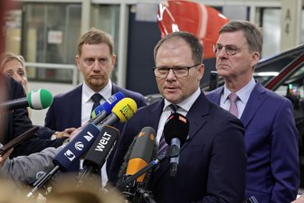 Bundesumweltminister stärkt VW-Werkern in Zwickau den Rücken: „Dieses Werk muss weiter bestehen“ - Pressekonferenz in der Montagehalle mit Bundesumweltminister Carsten Schneider (Mitte), Ministerpräsident Michael Kretschmer und VW-Sachsen-Personalvorstand Thomas Edig (re.).