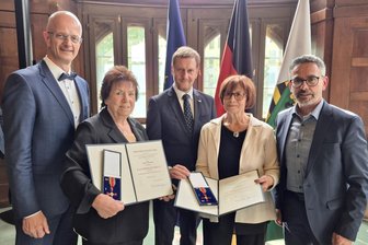 Bundesverdienstkreuz für zwei Heldinnen des Vogtlands - Christa Trommer (2. v. l.) und Sabine Heckel (2. v. r.) sind mit dem Bundesverdienstkreuz ausgezeichnet worden.