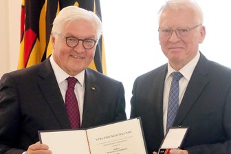 Bundesverdienstorden für Peniger Bürgermeister - Thomas Eulenberger (l.) bekommt von Bundespräsident Frank-Walter Steinmeier den Bundesverdienstorden.