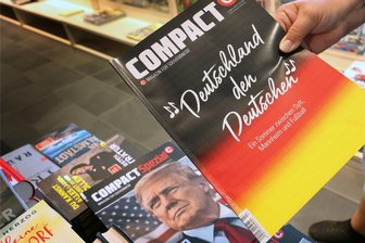Bundesverwaltungsgericht kippt „Compact“-Verbot - Eine Mitarbeiterin einer Bahnhofsbuchhandlung hält eine Ausgabe des Magazins „Compact“ in den Händen.